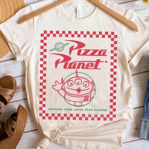 T-shirt retrò Disney Pixar Toy Story Alien Pizza Planet Box Art, maglietta Disney Pixar Fest 2025, magliette coordinate per le vacanze in famiglia a Disneyland