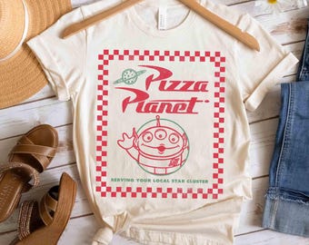 Retro Disney Pixar Toy Story Alien Pizza Planet Box Art T-Shirt, Disney Pixar Fest 2026 T-Shirt, Disneyland Familienurlaub Passende Shirts