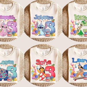 Puede incluir: Seis camisetas color crema con dise&ntilde;os coloridos de cumplea&ntilde;os. Cada camiseta presenta un nombre, el n&uacute;mero 3 y un personaje de dibujos animados. Globos, regalos y una tarta tambi&eacute;n est&aacute;n incluidos en los dise&ntilde;os.
