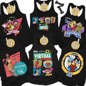 Puede incluir: Seis camisetas sin mangas deportivas negras con diseños gráficos coloridos. Cada camiseta presenta un diseño diferente, incluyendo personajes de dibujos animados y texto relacionado con eventos de carrera virtuales. Las camisetas son para una serie virtual.