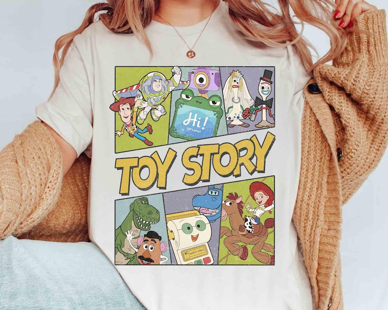 Puede incluir: Camiseta color crema con un gr&aacute;fico colorido de personajes de Toy Story al estilo c&oacute;mic. El dise&ntilde;o incluye a Buzz Lightyear, Woody, Rex y otros, con las palabras "TOY STORY" en letras amarillas grandes.