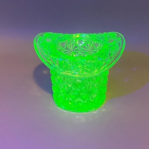 Vintage Fenton GREEN Vaseline Uranium Glass Daisy & Button Top Hat Toothpick Holder