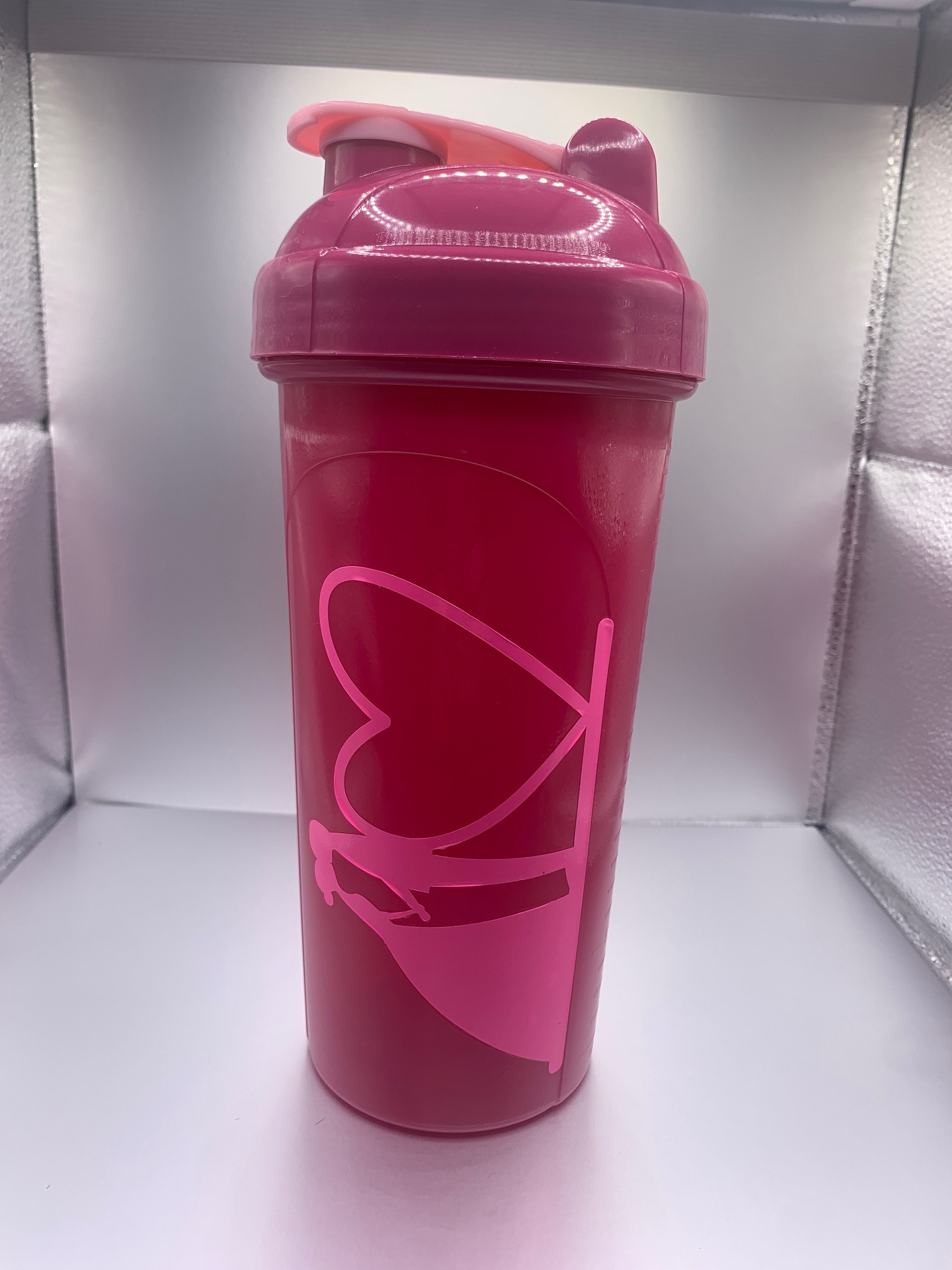 Protein Mixer Shaker Bottle With Twist And Lock Portable Pre Workout  Protein Drink Shaker Cup,smoothies And Shakes(pink)