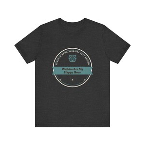 犬の散歩をする人向けTシャツ、「散歩は私のハッピーアワー」、コットンTシャツ（受注生産） 画像 6