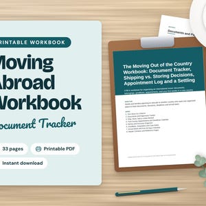Könnte beinhalten: Ein druckbares Arbeitsbuch mit dem Titel Moving Abroad Workbook Document Tracker mit 33 Seiten im PDF-Format. Das Arbeitsbuch enthält einen Dokumenten-Tracker, Entscheidungen zu Versand oder Lagerung und ein Terminprotokoll für Umzüge.