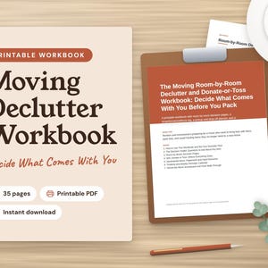 Peut inclure: Un cahier d'exercices imprimable Moving Declutter avec une couverture beige et du texte marron foncé. Un presse-papier contient un document intitulé The Moving Room-by-Room Declutter and Donate-or-Toss Workbook, avec un café et un stylo.