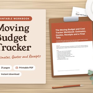 Könnte beinhalten: Ein druckbares Arbeitsbuch mit dem Titel Moving Budget Tracker: Estimates, Quotes and Receipts. Das Dokument umfasst 21 Seiten im PDF-Format. Ein Klemmbrett zeigt den Inhalt des Arbeitsbuchs mit Abschnitten für Kostenvoranschläge und Belege.