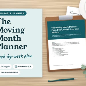 Könnte beinhalten: Ein druckbarer Planer mit dem Titel The Moving Month Planner mit einem Wochenplan, 25 Seiten und Sofort-Download. Ein Klemmbrett hält ein Dokument mit demselben Titel, das Aufgaben wie Packen, Buchen und Umziehen auflistet.