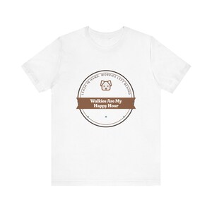 犬の散歩をする人向けTシャツ、「散歩は私のハッピーアワー」、コットンTシャツ（受注生産） 画像 1