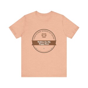 犬の散歩をする人向けTシャツ、「散歩は私のハッピーアワー」、コットンTシャツ（受注生産） 画像 4