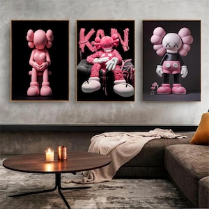 Conjunto de impresiones de pósteres de figuras modernas de color rosa de Kaws Posters / Arte de pared coleccionable rosa / Pósteres individuales descargables para decoración de habitaciones
