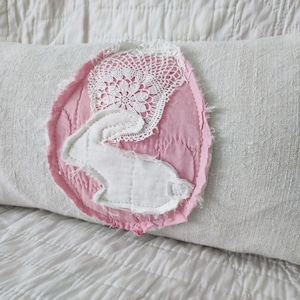 Fronha antiga de coelhinho da Páscoa, renda primitiva e fronha de linho para decoração de Páscoa