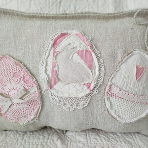 Fronha de travesseiro com estampa de ovo de Páscoa e coelho, capa de travesseiro com renda antiga e saco de grãos para decoração ou presente de Páscoa