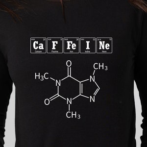 Könnte beinhalten: Schwarzes Langarmshirt mit einer weißen Grafik der chemischen Formel für Koffein und den Elementen des Periodensystems für die Buchstaben des Wortes "Koffein".
