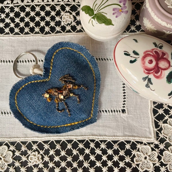 Heart-shaped key ring with hand-embroidered horse - jewel key ring - Upcycling jeans