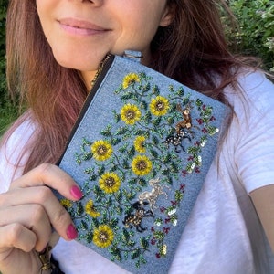 Clutch Girasoles y Caballos - Bolso de mano bordado con girasoles y caballos - PuntiLuce Hecho a mano - Pieza única 041 - upcycling jeans