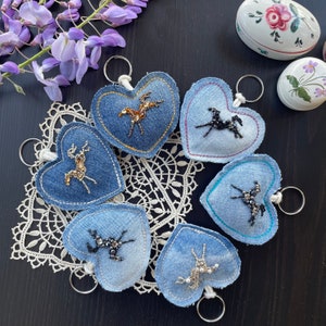 Portachiavi con Cavallo - Ricamato a Mano - Denim Upcycled