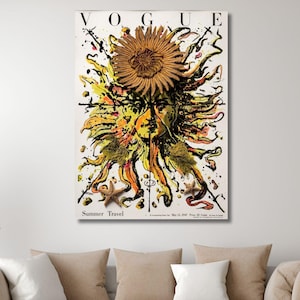 Può includere: Una stampa artistica da parete rettangolare che presenta una copertina di una rivista Vogue vintage intitolata Summer Travel. L'opera mostra un volto solare stilizzato con raggi giallo oro e arancioni, accentuato da un grande fiore marrone e piccole stelle marine.