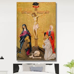 Puede incluir: Una gran pintura religiosa enmarcada que representa la crucifixión de Jesucristo. La obra presenta figuras con túnicas, una calavera y una cruz sobre un fondo dorado. La pintura se exhibe sobre una cama en un dormitorio.