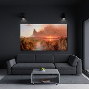 Peut inclure: Une peinture repr&eacute;sentant un paysage dramatique avec un grand volcan en &eacute;ruption en arri&egrave;re-plan. Le ciel est rempli de nuages rouges et orange, et le soleil se couche au loin. Au premier plan, une vall&eacute;e verdoyante luxuriante avec une rivi&egrave;re qui la traverse.