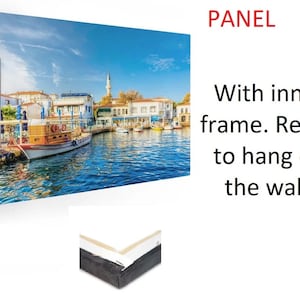 Peut inclure: Une impression sur toile color&eacute;e d'une sc&egrave;ne de bord de mer avec des b&acirc;timents, des bateaux et un ciel bleu clair. L'impression est encadr&eacute;e et pr&ecirc;te &agrave; &ecirc;tre accroch&eacute;e au mur. PANNEAU.