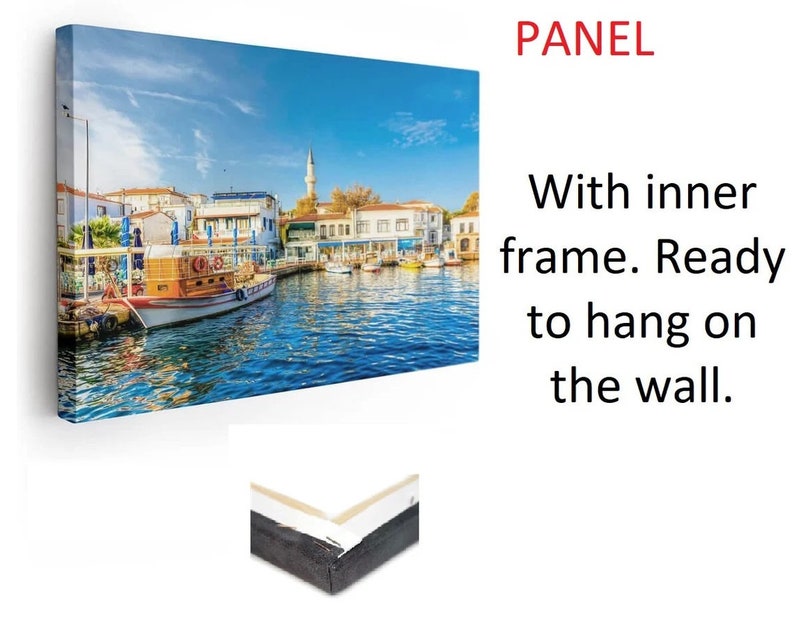 Peut inclure: Une impression sur toile color&eacute;e d'une sc&egrave;ne de bord de mer avec des b&acirc;timents, des bateaux et un ciel bleu clair. L'impression est encadr&eacute;e et pr&ecirc;te &agrave; &ecirc;tre accroch&eacute;e au mur. PANNEAU.