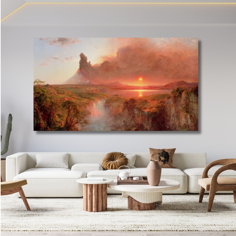 Peut inclure: Une peinture repr&eacute;sentant un coucher de soleil spectaculaire sur un paysage avec un volcan en &eacute;ruption au loin. Le ciel est d'un orange et d'un rouge vifs, avec des nuages qui projettent de longues ombres sur la terre. Le volcan crache de la fum&eacute;e et des cendres, cr&eacute;ant un sentiment d'&eacute;merveillement et de majest&eacute;.