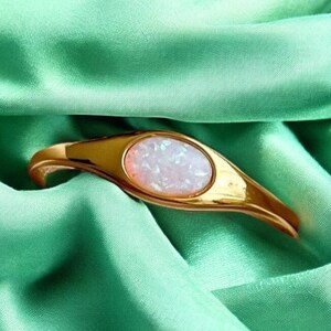 Anello con opale naturale in oro massiccio 14 carati, anello con pietra portafortuna di ottobre, fede nuziale con opale, anello con opale in oro rosa, anello delicato con opale, anello coordinato