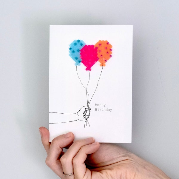 Happy Birthday Postkarte mit Bügelperlenmotiv Luftballons neon, Klappkarte DIN A6, Geburtstag, Hand mit drei Ballons