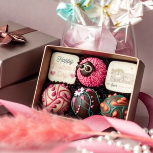 Regalo speciale per la festa della mamma, scatola di cioccolatini premium fatta a mano, regalo unico per la migliore mamma, scatola a sorpresa per la mamma, delizioso set di cioccolatini artigianali immagine 8