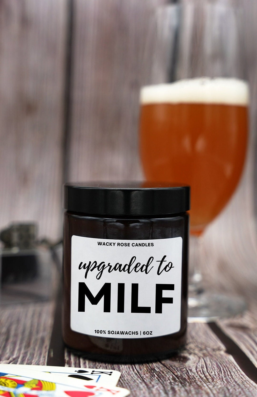 Lustige Duftkerze, Upgraded to MILF, Champagner Bettwäsche Kaminfeuer
