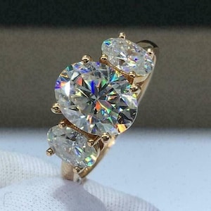 Dreifach Ovaler Stein Verlobungsring / Einzigartiger Simulierter Stein Versprechensring / Drei Stein Ring / 14K Gelbgold Versteckter Halo Ring