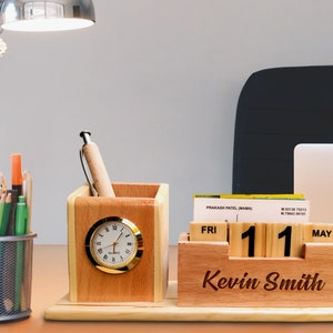 Organiseur de bureau personnalisé en bois avec porte-stylo, cadeau pour lui, station d'accueil avec horloge de date, rangement de bureau image 2