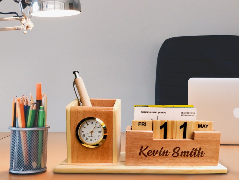 Organiseur de bureau personnalisé en bois avec porte-stylo, cadeau pour lui, station d'accueil avec horloge de date, rangement de bureau image 2