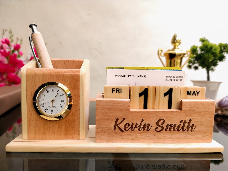 Organiseur de bureau personnalisé en bois avec porte-stylo, cadeau pour lui, station d'accueil avec horloge de date, rangement de bureau image 1