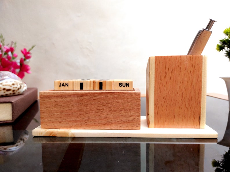 Organiseur de bureau personnalisé en bois avec porte-stylo, cadeau pour lui, station d'accueil avec horloge de date, rangement de bureau image 7