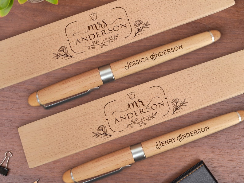 Stylos à bille gravés M. et Mme, ensemble stylo et étui en bois personnalisés, cadeau pour mariage, mariage en couple, cadeau stylet image 1