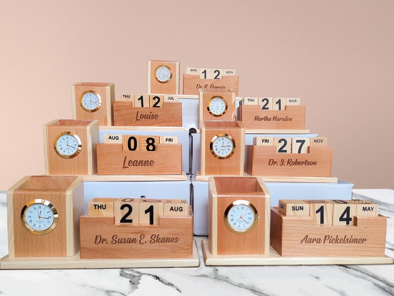 Organiseur de bureau personnalisé en bois avec porte-stylo, cadeau pour lui, station d'accueil avec horloge de date, rangement de bureau image 5