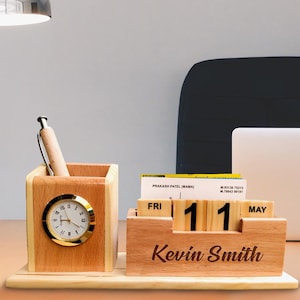 Gepersonaliseerde bureau-organizer: houten tafelkalender, klok, telefoonstandaard, kantoor, bulkrelatiegeschenk