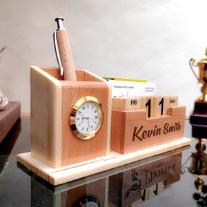 Organiseur de bureau personnalisé en bois avec porte-stylo, cadeau pour lui, station d'accueil avec horloge de date, rangement de bureau image 4