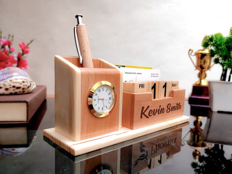 Organiseur de bureau personnalisé en bois avec porte-stylo, cadeau pour lui, station d'accueil avec horloge de date, rangement de bureau image 4