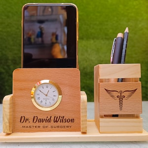 Personalisierter Schreibtisch Organizer aus Holz: Arzt, Krankenschwester Geschenk mit Uhr