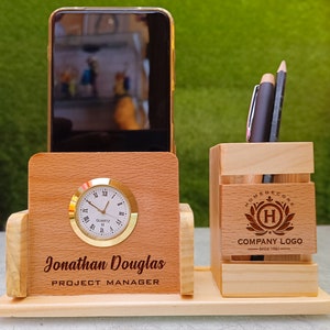 Personalisierter Holz Schreibtisch Organizer mit Uhr & Telefon Ständer