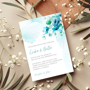 Peut inclure: Invitation de mariage avec des fleurs d'aquarelle bleues et un texte qui dit "Ensemble avec nos familles, Erika & Bella vous invitent à partager la joie de notre jour de mariage Samedi 3 août 20XX Trois heures de l'après-midi Église évangélique Knox, Alberta, Canada Réception à suivre"