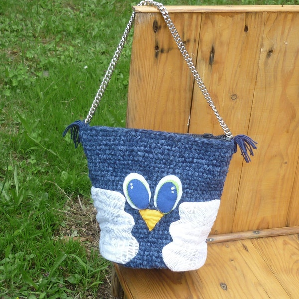 une petite chouette amie fidèle, qui vous suit partout. Un petit sac ou pochette à votre main