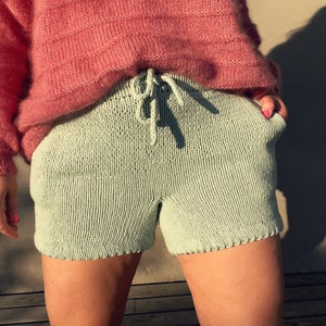 Billie knitted shorts with side pockets: digital knitting pattern