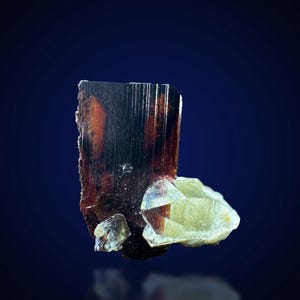 Seltener Brookit-Kristall kombiniert Chlorit-Quarz, roher Brookit-Kristall aus Belutschistan, Schmetterlings-Brookit unter der Lupe, 1 CT