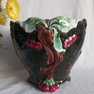 Peut inclure: Ensemble de trois mugs en céramique avec une finition mate et mouchetée. Les tasses sont de couleur crème, marron clair et marron foncé. Design simple et minimaliste.