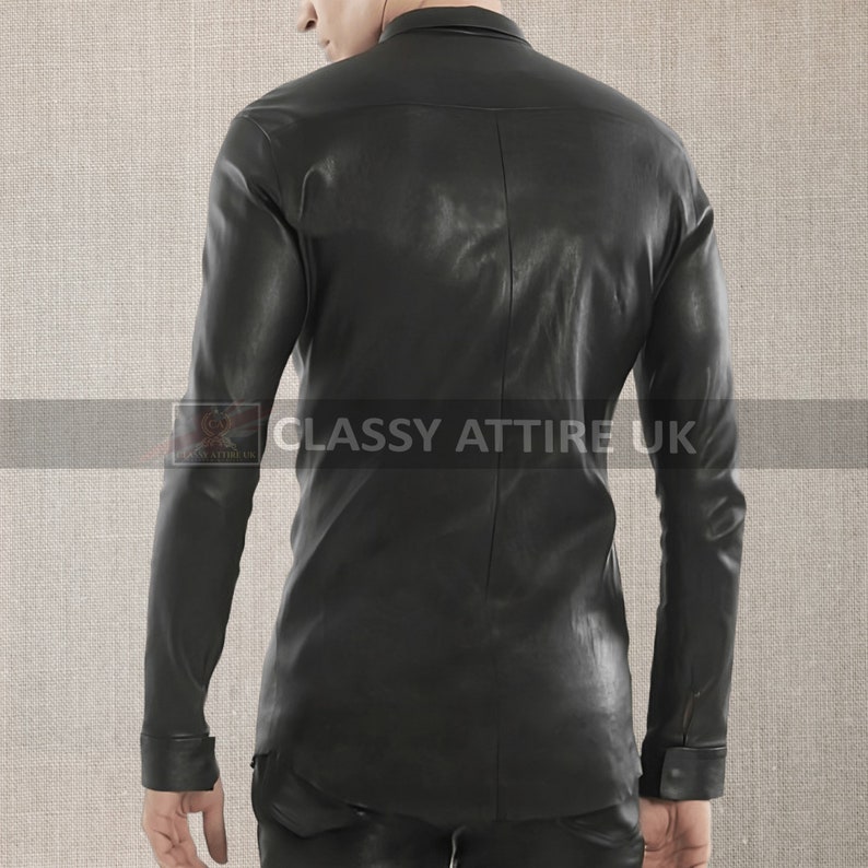 Pu&ograve; includere: Camicia in pelle nera con maniche lunghe e polsini abbottonati. La camicia ha un colletto classico e una vestibilit&agrave; su misura. Il testo "CLASSY ATTIRE UK" &egrave; visibile.