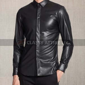 Pu&ograve; includere: Camicia nera in pelle con bottoni e maniche lunghe. La camicia ha un colletto classico e una vestibilit&agrave; aderente. Il testo "CLASSY ATTIRE UK" &egrave; visibile in basso a sinistra.